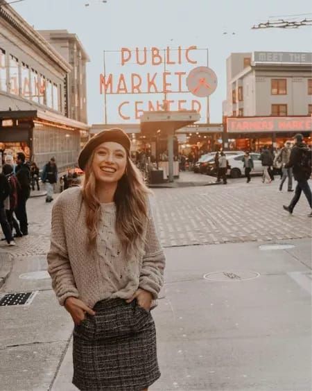 Seattle Photoshoot, Market Photoshoot, Seattle Pike Place Market, Seattle Pike Place, Pike Place Market Seattle, Black Beret, Pike Place Market, Pike Place, Grad Pics