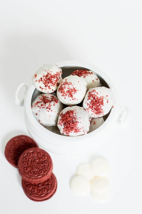 No-Bake Red Velvet Oreo Balls - The Home I Create Red Velvet Oreo Cake, Oreo Cake Balls, Memorial Day Recipes, Oreo Balls Recipe, Oreo Cake Pops, Red Velvet Oreo, Pinterest Food, Create Blog, Oreo Balls