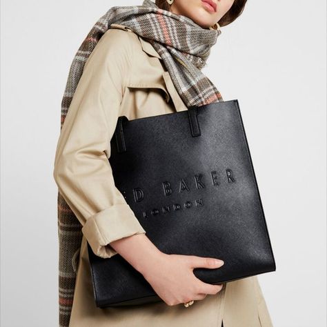 Perfect for carrying all your essentials in style #leathertote #minimalistaccessories #capsulewardrobe Ted Baker Black Bag, Ted Baker Tote Bag, Tote Bag Outfit, Functional Wardrobe, Ted Baker Bag, Minimalist Accessories, Bag Outfit, Alice Mccall, Ashley Graham