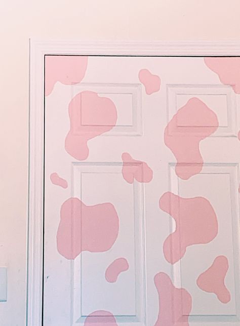 Cute Painted Walls, Cow Print Wall Bedroom, Aesthetic Door Ideas, Door Painting Ideas Bedroom Aesthetic Easy, Puertas Aesthetic, Ideas Para Pintar Mi Cuarto, Pink Cow Bedroom, Aesthetic Door Painting, Ideas Para Pintar Cuartos