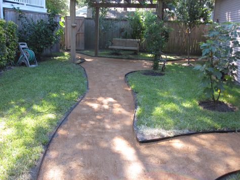 How to make a decomposed granite path. Posted by Laurin Lindsey in Gardening and Design, How to Build, Landscaping Crushed Granite, Backyard Walkway, Decomposed Granite, Path Ideas, Fence Landscaping, Dog Fence, Garden Path, Backyard Fences, Garden Pathway