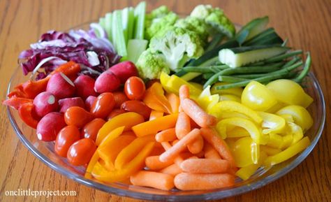 Rainbow party ideas: rainbow veggie tray Rainbow Veggie Tray, Veggie Tray Ideas, Rainbow Themed Birthday Party, Rainbow First Birthday, Vegetable Tray, Rainbow Parties, Rainbow Unicorn Birthday, Tray Ideas, Rainbow Food