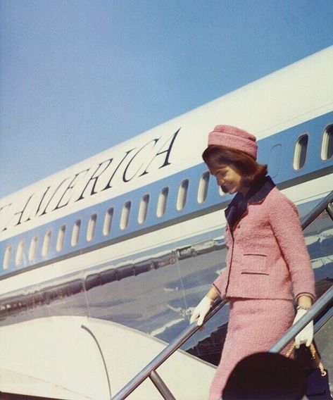 Presidents Wives, Jackie O Style, Jackie Onassis, Pink Suit, Jackie O, Historical Fashion, First Lady, Pink