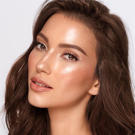 Blush Is *The* Makeup Trend Of 2022. Here's How To Do It Like The Cool Girls On BlushTok Diva Light, Contour Wand, Liquid Contour, Hollywood Red Carpet, Cheek Makeup, Face Kit, Magical Makeup, Glow Kit, Beauty Light