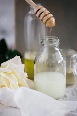 11 Beauty uses for coconut milk. #DIYBeauty #CoconutMilk Honey Face Wash, Coconut Milk Uses, Natural Facial Cleanser, Diy Honey, Honey Diy, Hello Glow, Natural Recipes, Face Scrub Homemade, Diy Beauty Products