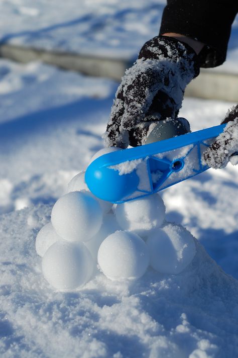 #perfect #snowball #maker Funny Optical Illusions, Snowball Maker, Perfectly Timed Photos, Long Winter, Winter Months, Optical Illusions, Lokai Bracelet, Live Lokai Bracelet, Cameras