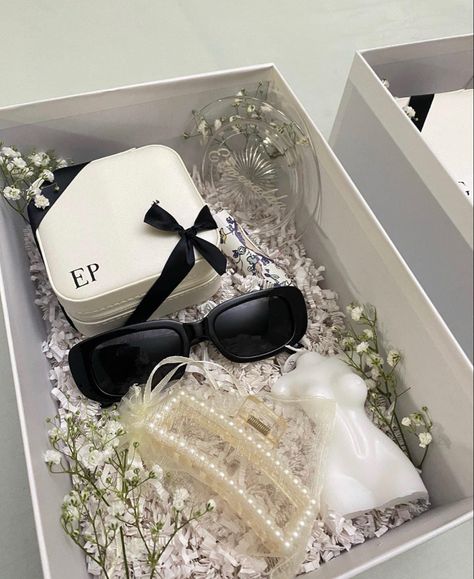 Bachelorette Asking Bridesmaid Proposal, Bachelorette Party Boxes Gift Ideas, Elegant Bridesmaid Boxes, Bridesmaid Proposal Box Aesthetic, Bridesmaid Proposal Expensive, Cute Simple Bridesmaid Proposal, Bridesmaids Baskets Ideas, Elegant Bridesmaid Proposal Boxes, Black Bridesmaid Gifts