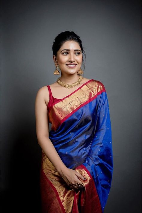 In a elegant dark blue color pattu / kanjeevaram saree, red color sleeveless blouse design, necklace and jewelry Vani Bhojan, Sleeveless Blouse Designs, Indian Sari Dress, Indian Saree Blouses Designs, Silk Saree Blouse Designs, Indian Fashion Saree, Traditional Indian Outfits, Indian Woman, Saree Blouse Designs Latest