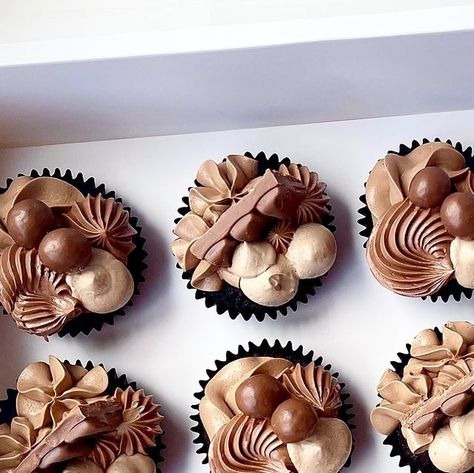 Sweet Cravings on Instagram: "Simply Chocolate 🤎
.
.
Chocolate cupcakes with a chocolate ganache centre and swiss buttercream 
.
.
Packaging @bakeboxesuk 
.
.
#sweetcravingsforever #chocolate #chocolatecupcakes #chocolate #chocolatelover #chocolatedessert #cupcakes #cupcake #cupcakeart #cupcakestyles #cupcakeideas #cupcakedesign #cupcakedecorating #cupcakegift #cupcakegiftbox #dessert #desserts #dessertideas #desserttime #bakedwithlove #bakedfromscratch #bakersgonnabake #instagood #instadaily #instamood #instagram #instabake #giftideas #giftbox #artofbaking" Brown Cupcakes, Swiss Buttercream, Cupcake Gift, Bakers Gonna Bake, Cupcake Art, Sweet Cravings, Cupcake Decorating, Chocolate Chocolate, Chocolate Cupcakes