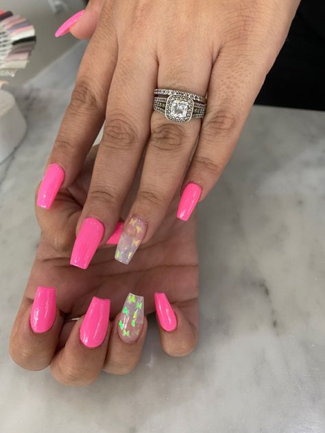 Pink And Butterfly Nails, Coffin Dip Nail Ideas, Hot Pink Butterfly Nails, Hot Pink Acrylic Nails, Butterfly Acrylic Nails, Pink Butterfly Nails, Neon Pink Nails, Hoco Nails, Butterfly Nails