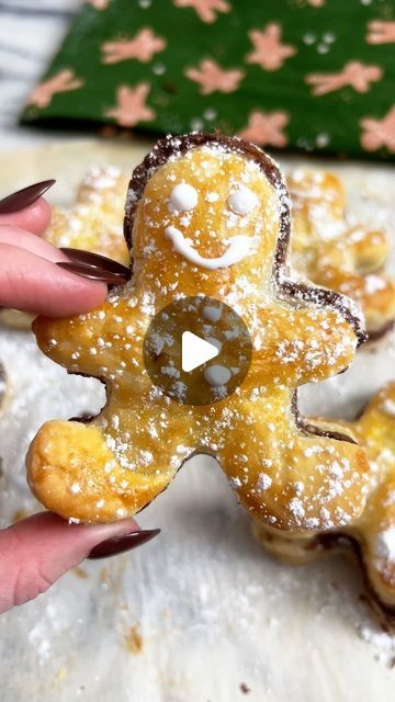 Bailey DeJonge on Instagram: "Cutie puff pastry gingerbread men 🥹🥰🎄 Alll you need is: - Puff pastry - Nutella (or filling of choice) - Cookie cutter - an egg with a splash of milk for the egg was (you can also just brush them with milk if you don’t want to waste an egg) Instructions: Layout one sheet of puff pastry, cover with a layer of Nutella, lay the next sheet of puff pastry right on top. Cut out shapes with your cookie cutter. Then crimp the edges with a fork (I forgot to do this in the video 🙊) Brush with egg wash then bake! Bake at 400f for about 12 minutes #easychristmasrecipes #holidaypartyfood #nutella #holidaybaking" Puff Pastry Shapes Ideas, Stuffed Puff Pastry, Puff Pastry Cookies, Holiday Recipies, Italian Sweets, Christmas Pastries, Puff Pastry Filling, 4 Ingredient Recipes, Nutella Spread