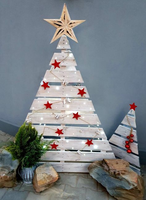 Christmas Pallets, Wooden Xmas Trees, Pallet Christmas Tree, Pallet Christmas, Giving Gifts, Operation Christmas Child, Unique Christmas Trees, Funny Christmas Gifts, Christmas Paintings