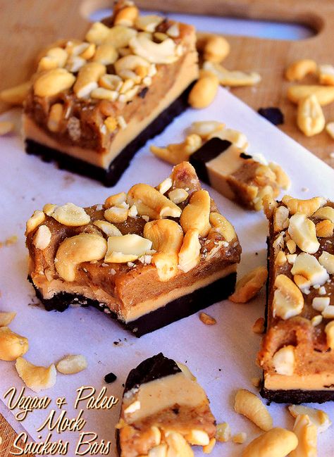 These Vegan Paleo Mock Snickers Bars are low sugar and simply indulgent with their raw cacao base! #vegan #paleo Raw Snickers, Snickers Bars Recipe, Cacao Recipes, Layer Bars, Sneaker Bar, Paleo Sweets, Paleo Treats, Raw Desserts, Bars Recipe