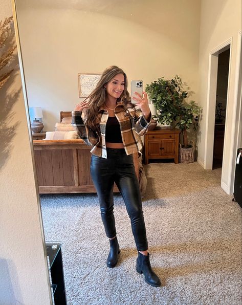 Crop flannel leather leggings 2022 outfit Cute Fall Outfits Leather Pants, Cropped Flannel Jacket Outfit, Crop Flannel Outfits, Leather Leggings Fall Outfit, Tan Flannel Outfit, Flannel Jacket Outfit, Cropped Flannel Outfits, Brown Flannel Outfit, Leggings Fall Outfit