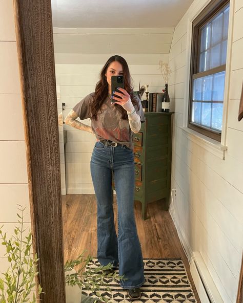 Flare Jeans Cowboy Boots, Thrifted Cowgirl Outfits, Flare Jeans With Boots Outfit, Cowgirl Office Outfit, Outfits With Cowgirl Boots And Jeans, Boho Jeans Outfit, Boot Barn Outfits Women, Cowgirl Boots With Jeans, Western Jeans Outfit