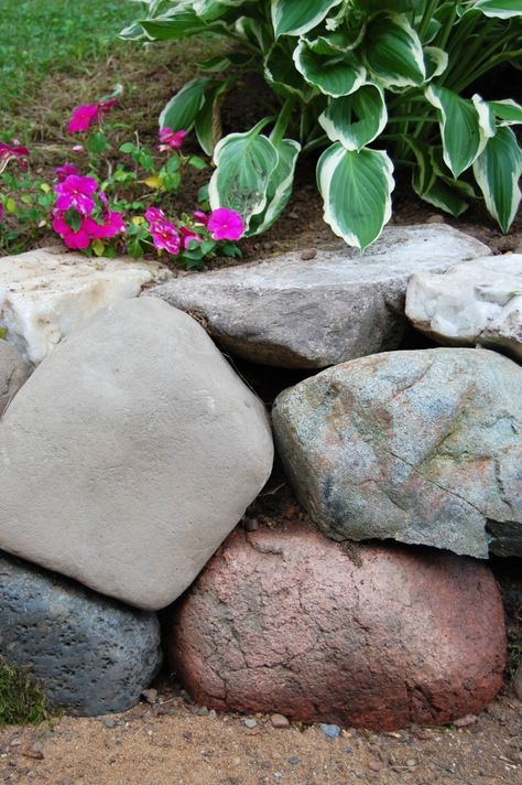 Garden project: Dry-stack stone wall – Garden Drama Landscape Rock Wall Ideas, Rock Stacking Garden, Stone Wall Garden, Diy Stone Wall, Rock Wall Gardens, Building A Stone Wall, Driveway Edging, Garden Wall Plaque, Rock Retaining Wall