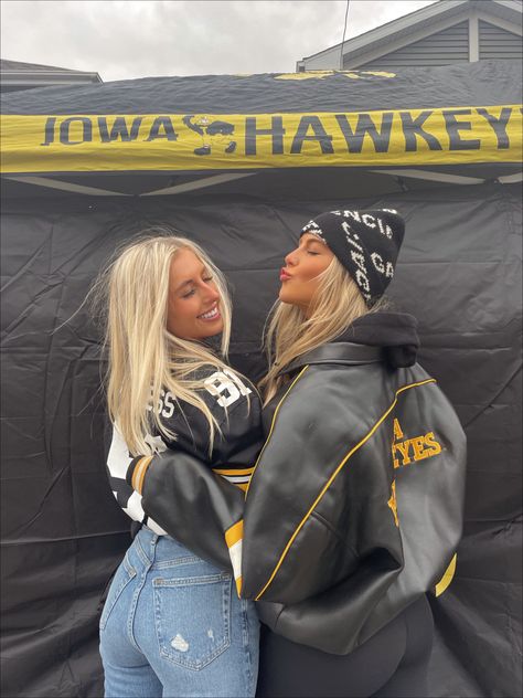 Iowa Hawkeyes Game Day Outfit, Iowa Hawkeyes Aesthetic, Steelers Game Day Outfit, Chiefs Game, Football Tailgate, Fall Games, Outing Outfit, Nfl Outfits, College Fits