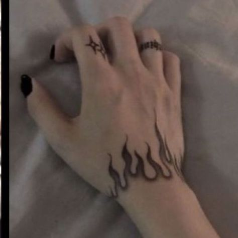 Wrist Tattoos Grunge, Top Of Hand Tattoos, Stuff To Draw On Your Hand, Things To Draw On Ur Hand, Skull Hand Drawing, Doodles To Draw On Your Hand, Tato Grunge, Tattoo Crane, Flames Tattoo