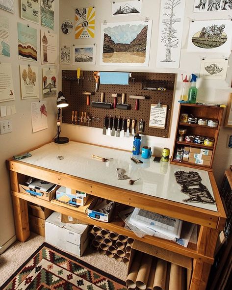 Artist Table Ideas, Art Room Table, Art Storage Ideas, Art Studio Table, Work Table Design, Artist Organization, Craft Workspace, Artist Table, Art Workspace