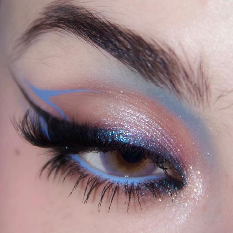 Jedi Inspired Makeup, Star Wars Makeup Looks, Tron Makeup, Star Wars Makeup Ideas Eyes, Star Wars Eye Makeup, Pop Star Makeup, Jedi Makeup, Pop Star Outfit Ideas, Star Wars Inspired Makeup