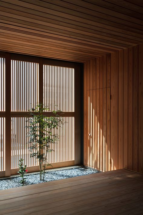 Dark roof brings loftiness to small Terrace House near Demachiyanagi In Praise Of Shadows, Timber Battens, Timber Screens, Aluminium Windows And Doors, External Cladding, Design Japonais, Roof Beam, Timber Roof, Small Terrace