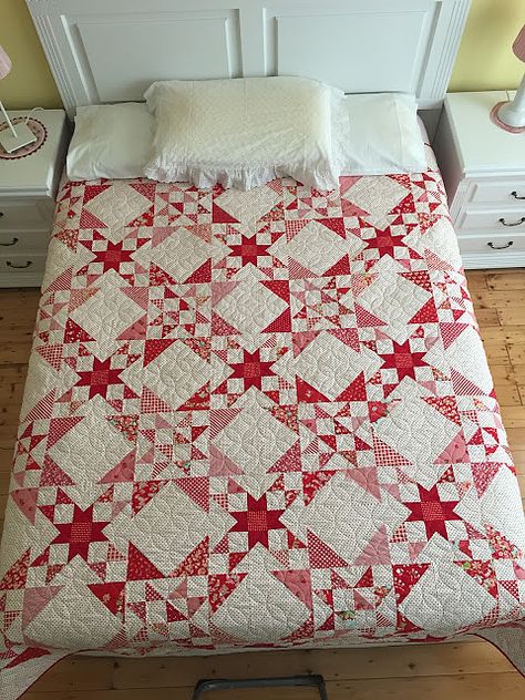 Uni Motivation, Two Color Quilts, White Quilts, Red And White Quilts, Wish Upon A Star, Patriotic Quilts, Star Quilt Blocks, Red Quilts, Star Quilt Patterns