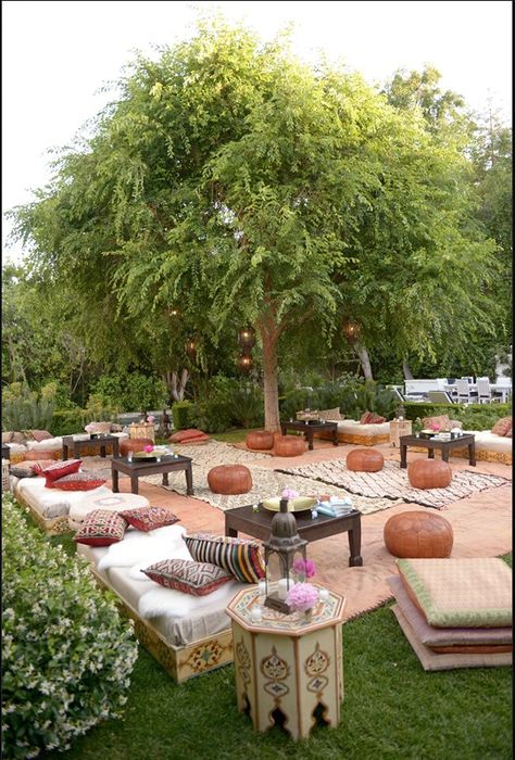 Who wants throw a Moroccan themed party? Need to do this one day! Meja Outdoor, Dekorasi Maroko, Moroccan Theme Party, Party Seating, Moroccan Theme, Outdoor Seating Area, Boho Party, Garden Parties, Backyard Party