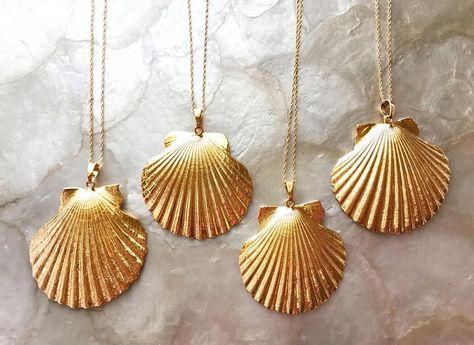 Beachy Gold Shell-shaped Necklace, Gold Ocean-inspired Shell Necklace For Vacation, Gold Seashell Necklace, Bohemian Gold Shell-shaped Necklace, Ocean-inspired Gold Shell Charm Necklace, Scallop Seashell, Gold Seahorse Necklace, Wire Wrapping Diy, Seashell Necklace