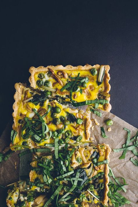 This Loaded Vegetarian Quiche recipe is SO good and so easy! It's healthy and loaded with so many greens! Spring Quiche, Vegetable Quiche Recipes, Vegetarian Quiche Recipes, Vegetarian Quiche, Flexitarian Recipes, Vegetable Quiche, Skillet Potatoes, Meat Free Recipes, Enjoy Your Meal