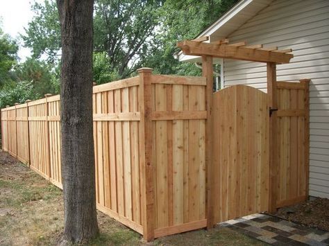 Privacy Fence Decorations, Backyard Privacy Fence, Cheap Privacy Fence, Privacy Fence Landscaping, Privacy Fence Ideas, Wood Fence Gates, Diy Privacy Fence, Wood Privacy Fence, Pergola Diy