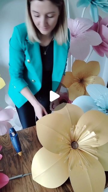 How To Make Big Flowers Diy, Giant Paper Flowers Diy Easy, Large Paper Flowers Diy Easy, How To Make Large Paper Flowers, How To Make Giant Paper Flowers, Template For Paper Flowers, Paper Leaves Template, Big Paper Flowers Diy, Make Giant Paper Flowers