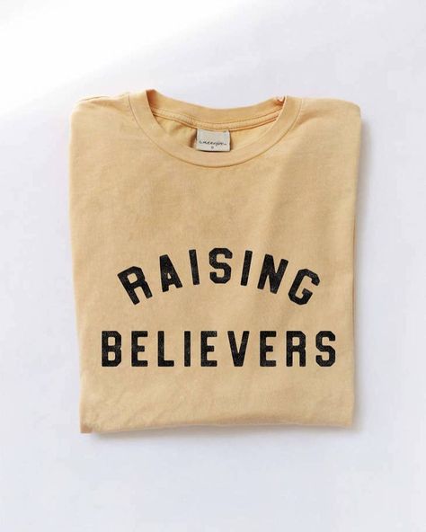 This Little Light Collective on Instagram: “Pre-Orders are open on these New Women’s Tees! Which color are you going to order? 💛💗🤍🖤 . . . . . #raisingarrows #raisingbelievers…” Tired Mum, Mama Style, Design Tshirt, Shirt Embroidery, Graphic Top, Trendy Tee, Modest Fashion Outfits, Water Based Ink, Spring Summer Fashion