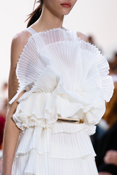 See detail photos for Chloé Spring 2013 Ready-to-Wear collection. Mode Origami, Nature Inspired Fashion, Fashion Design Dress, Runway Dresses, Emilio Pucci, Fashion Details, Couture Fashion, Dress Fabric, Runway Fashion