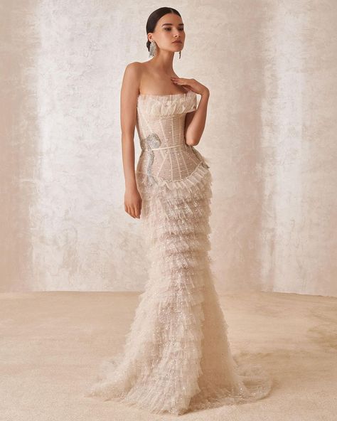 Hamda Al Fahim, Plain Wedding Dress, Haute Couture Wedding Dress, Off White Fashion, African Prom Dresses, Tail Dress, Couture Bridal Gowns, Couture Gown, Wedding Gowns Mermaid