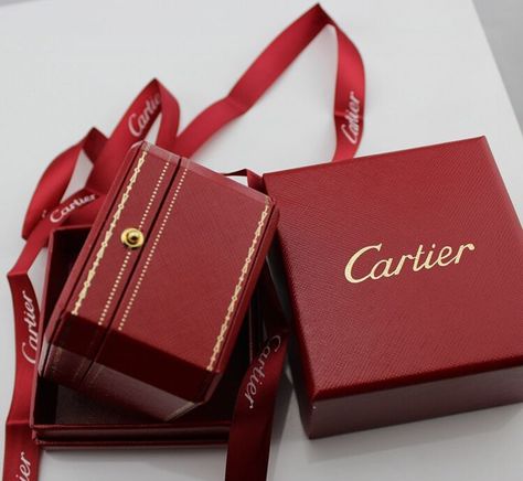 Twelve iconic packages!!The brand has used the same luxe red leather boxes for generations. (Take a peek inside the renovated Cartier mansion here.) Jewelry Box Design, Jewelry Packaging Box, Clean Gold Jewelry, Hermes Orange, Girls Jewelry Box, Fashion Packaging, Steampunk Necklace, Cartier Jewelry, Leather Box