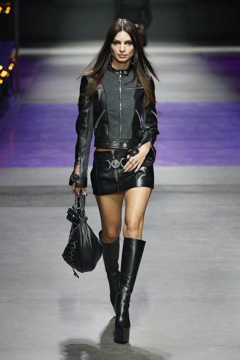 Versace Ss23, The Gangster, Milan Fashion Week Runway, Versace Runway, Versace Spring, Versace Fashion, Versace Outfit, Futuristic Fashion, Spring Summer 2023