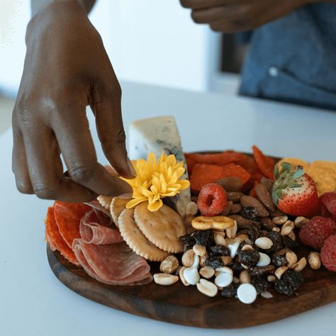 21 Beginner-Friendly Thanksgiving Charcuterie Board Ideas To Recreate - Sustain Life Journal Simple Thanksgiving Charcuterie Board, Thanksgiving Charcuterie Board Ideas, Thanksgiving Charcuterie Board, Thanksgiving Charcuterie, Thanksgiving Letter, Thanksgiving Appetizer, Fall Produce, Thanksgiving Signs, Fruits Photos