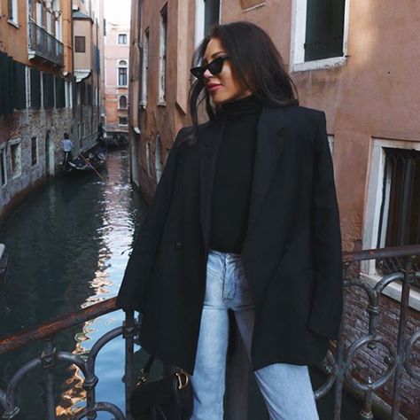 Italy Fashion Winter, Black Turtleneck Outfit, Turtleneck Outfits, Amsterdam Outfit, Rome Outfits, Lorna Luxe, Autumn Styles, Turtleneck Outfit, Europe Outfits