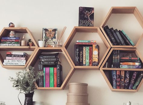 Design For Living Room Wall, Hexagon Shelf Decor, Room Wall Decoration Ideas, Modern Wall Shelves, Ideas Salon, Beautiful Bed Designs, Bookshelf Room, Shelves Design, Living Room Wall Decoration