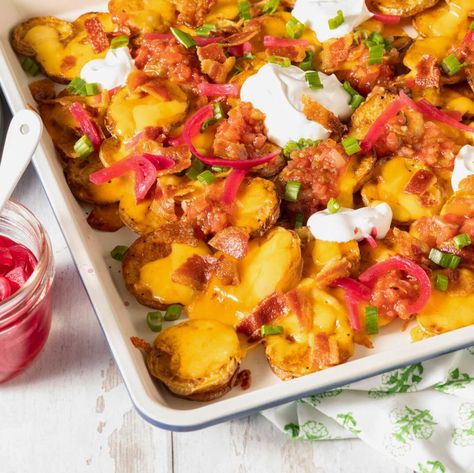 Irish Nachos Recipe Cheesy Snack Recipes, Irish Appetizers, Irish Nachos, Nacho Toppings, Potato Nachos, Irish Dishes, Quick Pickled Onions, Spicy Pickles, Hasselback Potatoes