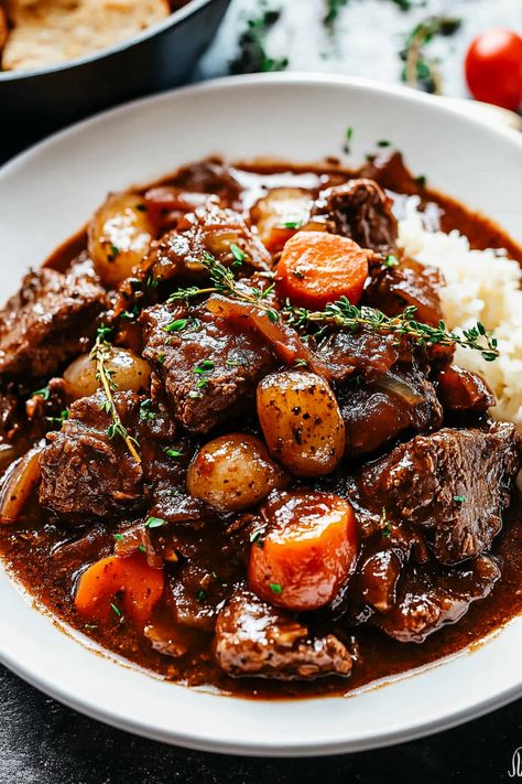 Beef Bourguignon - Taste Of Recipe Beef Burgundy Dutch Oven, Beef Burgionion Slow Cooker, Beef Burgonione Recipe, Beef Borginoine, Beef Merlot Recipe, Beouf Bourginon, Recipes With Beef Broth, Beef Chunks Recipes, Burgoo Recipe