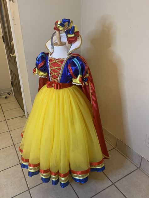 Disney Gown, Snow White Birthday Party, Baby Cosplay, Costume Carnaval, Saree Painting Designs, Disney Dress Up, Snow White Birthday, Fancy Costumes