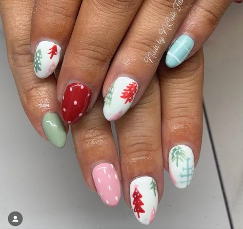 Beach Vacation Christmas Nails, Christmas Boho Nails, Christmas Flamingo Nails, French Nails With Christmas Design, Hawaiian Christmas Nails, Beachy Christmas Nails, Christmas Cruise Nails, Christmas Nail Ideas Almond, Beach Christmas Nails