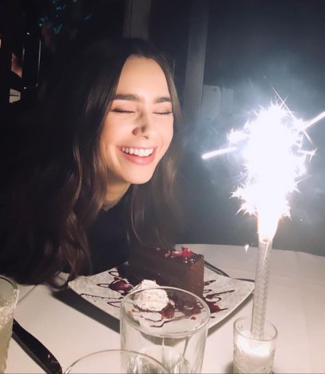 #LilyCollins celebrating her 30th birthday in advance with her best friends 🥳 Lily Collins Instagram Pictures, ليلي كولينز, Birthday 20, Dream Instagram, Birthday Goals, 21st Birthday Photoshoot, Cute Birthday Pictures, Birthday Ideas For Her, Birthday Post Instagram