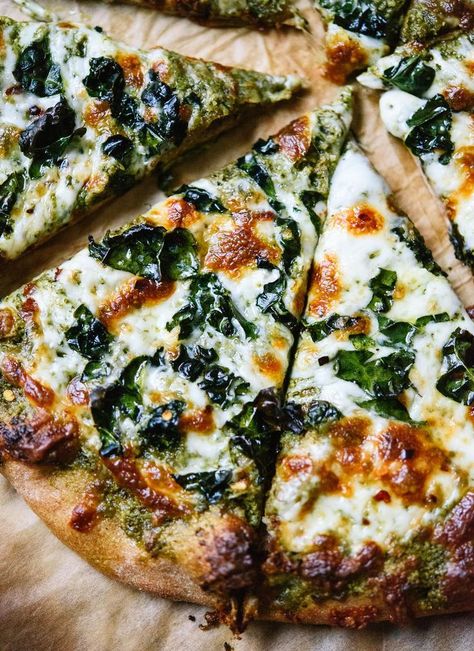 Kale pesto pizza: a simple and fun weeknight pizza | http://cookieandkate.com Clean Eating Pizza, Clean Eating Pizza Recipes, Pesto Pizza Recipe, Pizza Lasagna, Pizza Vegana, Vegan Pizza Recipe, Salad Kale, Kale Pesto, Pesto Pizza