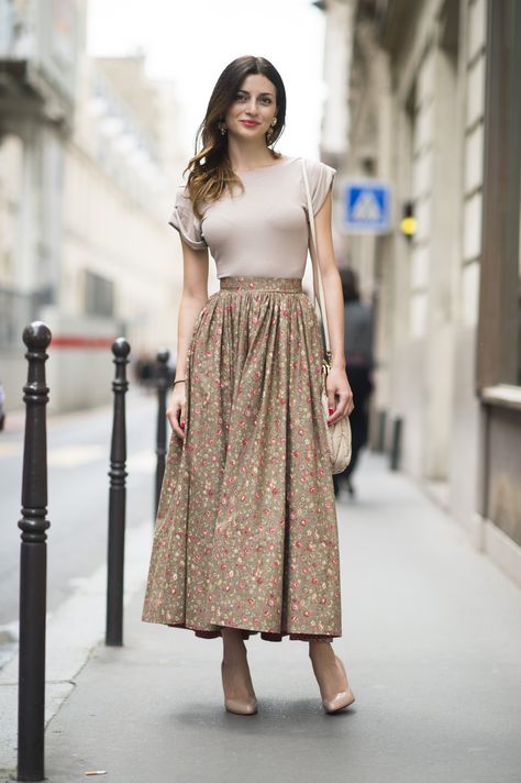 Street Style at Paris Haute Couture Fashion Week | Fall 2013 | POPSUGAR Fashion Long Skirt Looks, Paris Chic, Fashion Goals, Trendy Skirts, Couture Week, Church Outfits, Casual Stylish, A Skirt, Street Style Inspiration