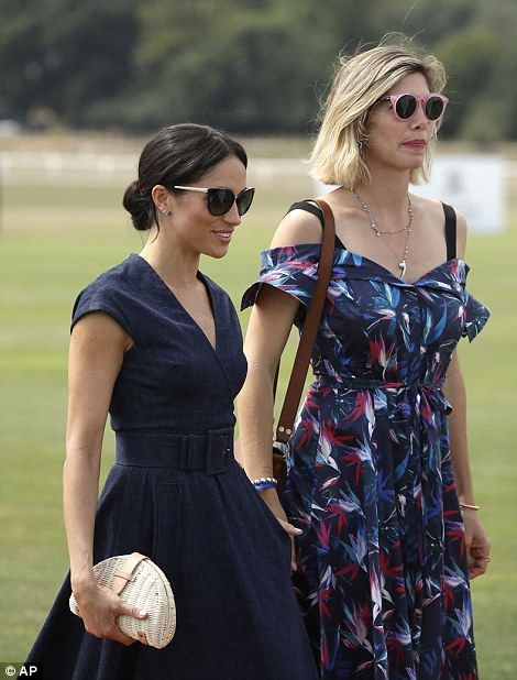 Meghan was seen catching up with Delfina Blaquier, the wife of Nacho Figueras, who attende... Game Outfits For Women, Polo Game, Nacho Figueras, Prins Harry, Princess Meghan, Prince Harry And Megan, Proud Wife, Meghan Markle Style, Principe Harry