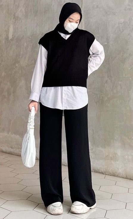 Black Vest Outfit Hijab, Vest Outfits For Women Hijab, Black And White Outfits Hijab, Vest Hitam, Vest Outfits Hijab, Trip Outfit, Outfit Tips, Fashion Vest, Black And White Outfit