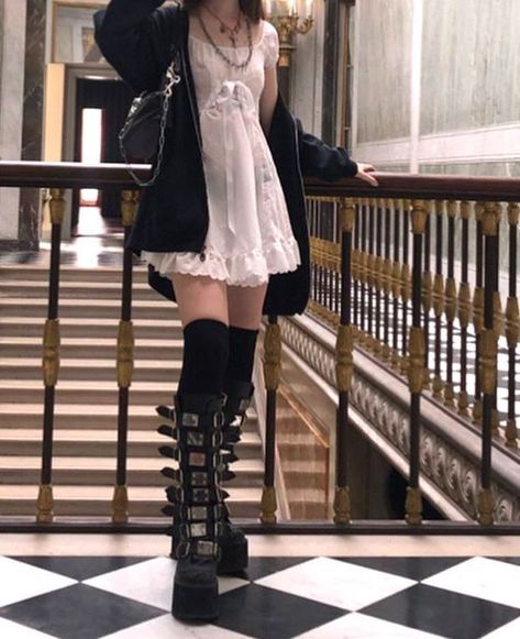 Mode Harajuku, Look Grunge, Goth Outfit, Alt Outfits, Hipster Outfits, Alt Fashion, Swaggy Outfits, Indie Outfits, Alternative Outfits