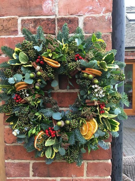 Homemade Christmas Wreaths, Fresh Christmas Wreath, Christmas Wreaths Ideas, Holiday Wreaths Christmas, Traditional Wreath, Christmas Flower Arrangements, Wreaths Ideas, Christmas Floral Arrangements, Christmas Door Wreaths